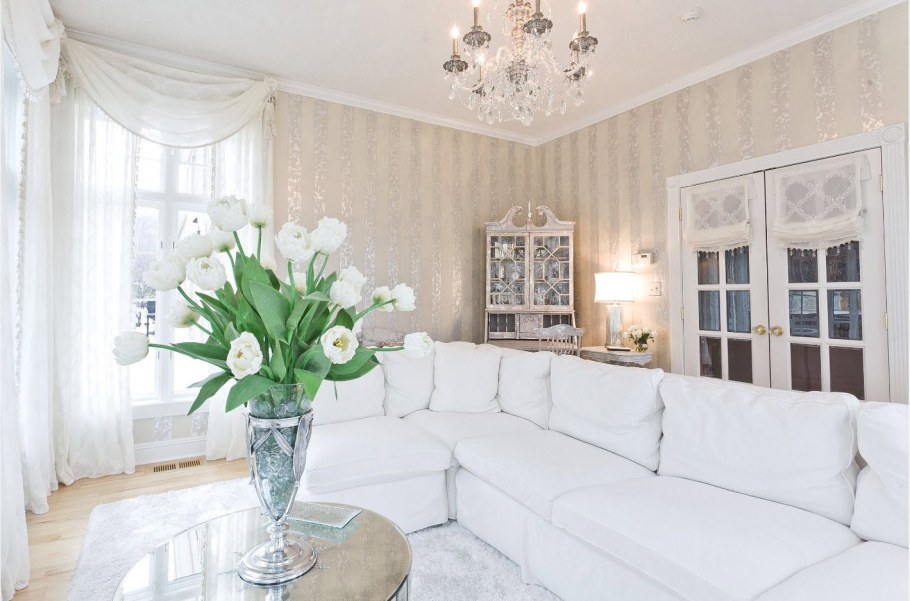 Гостиная со светлыми обоями