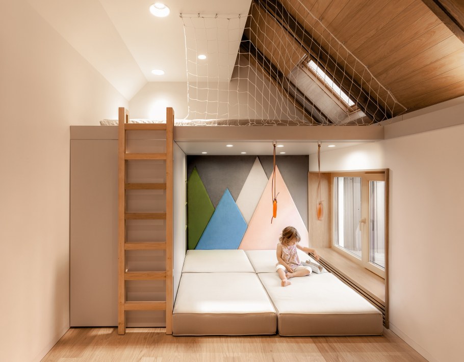 Шкаф лестница на Антресоль