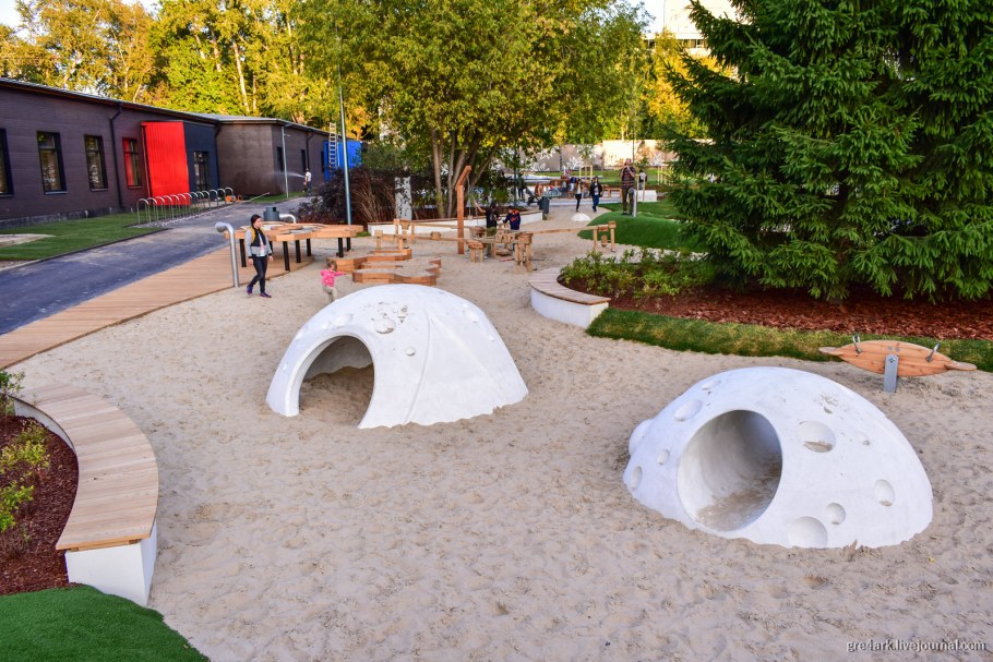 Геопластика в парке на детской площадке