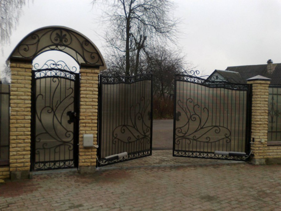 Распашные ворота с элементами ковки