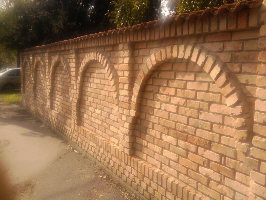 Кирпичный забор с аркой
