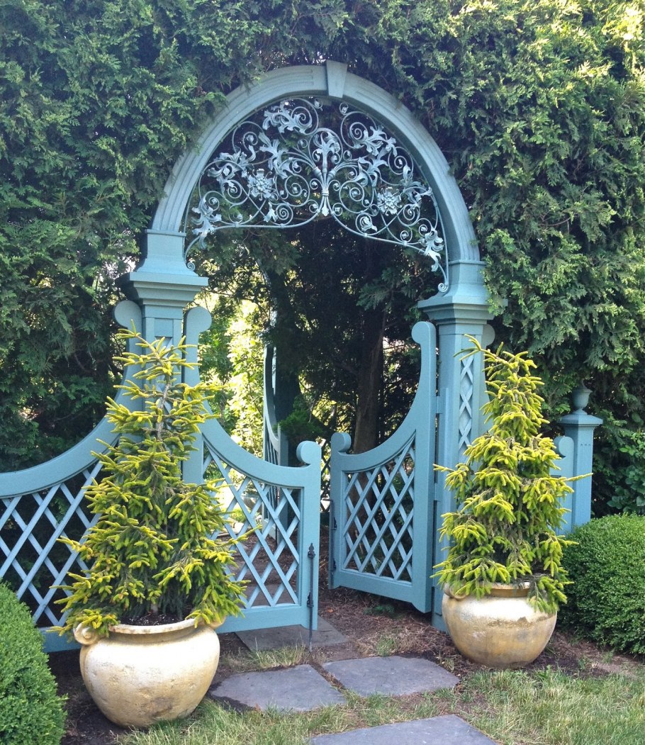 Арка с калиткой для сада