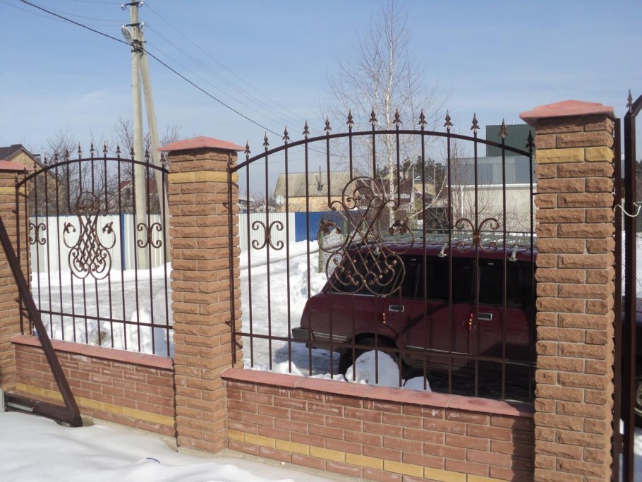 Кованый забор аркой