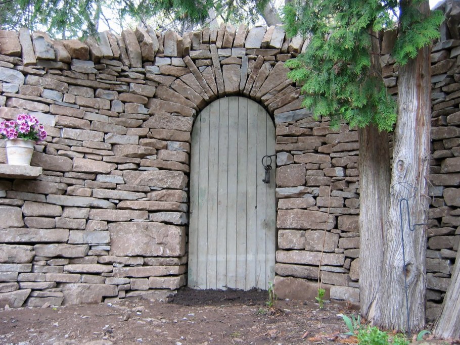 Арка из бутового камня