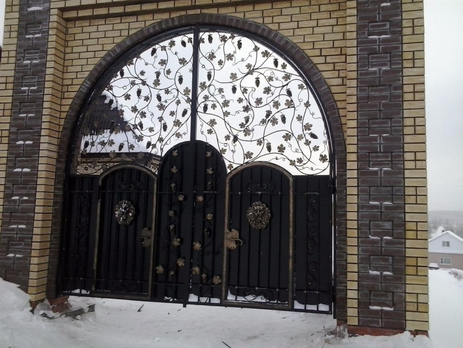 Кованые ворота с аркой