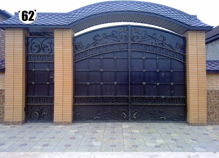 Арка над воротами