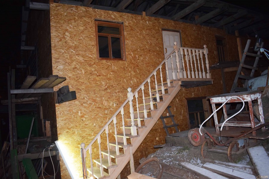 Наружная деревянная лестница на второй этаж