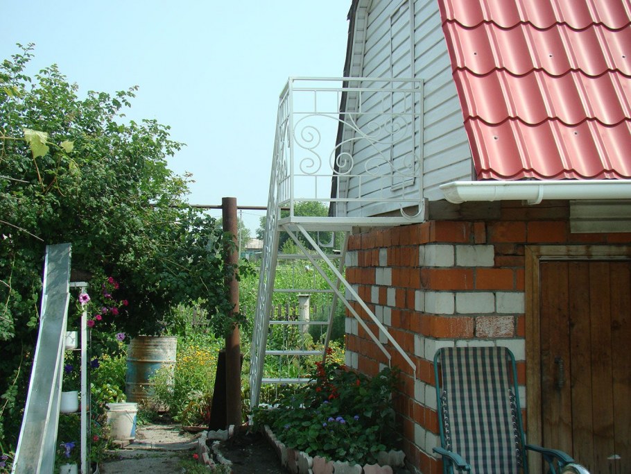 Лестница на чердак с улицы