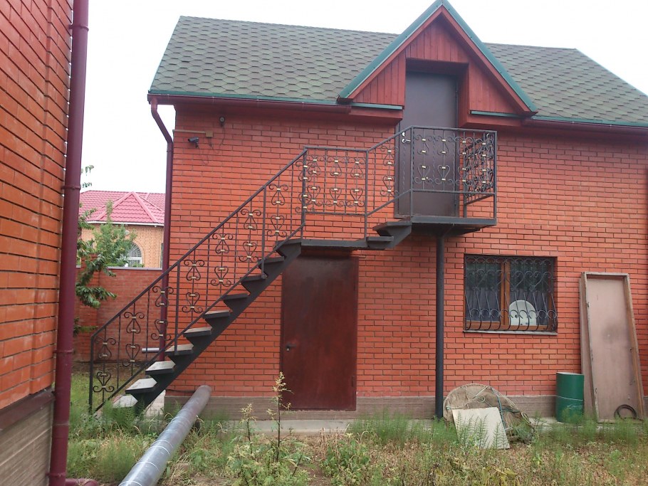 Лестницы на 2 этаж на даче железные