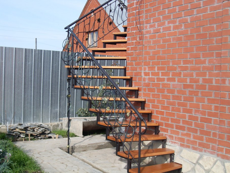 Уличная металлическая лестница на второй этаж в частном доме