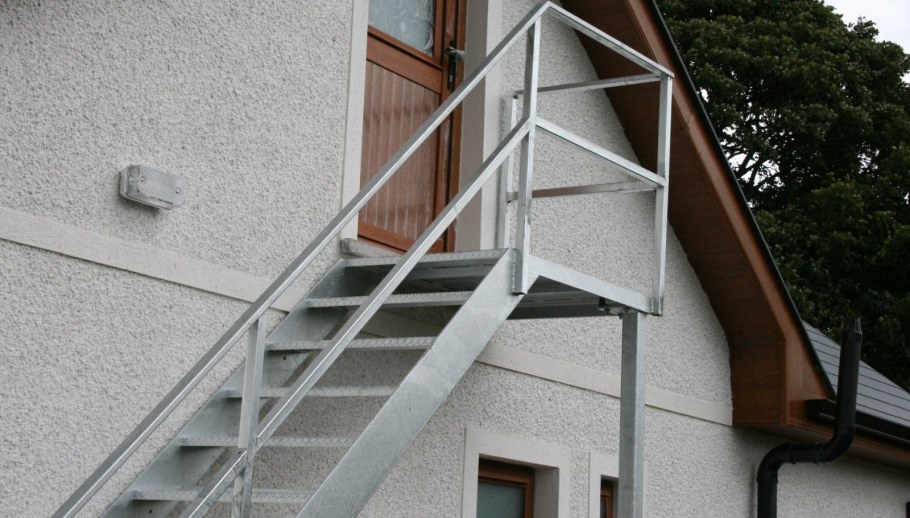 Лестница металлическая на чердак наружная