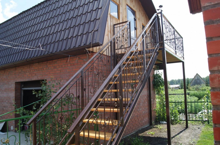 Наружная лестница на мансарду