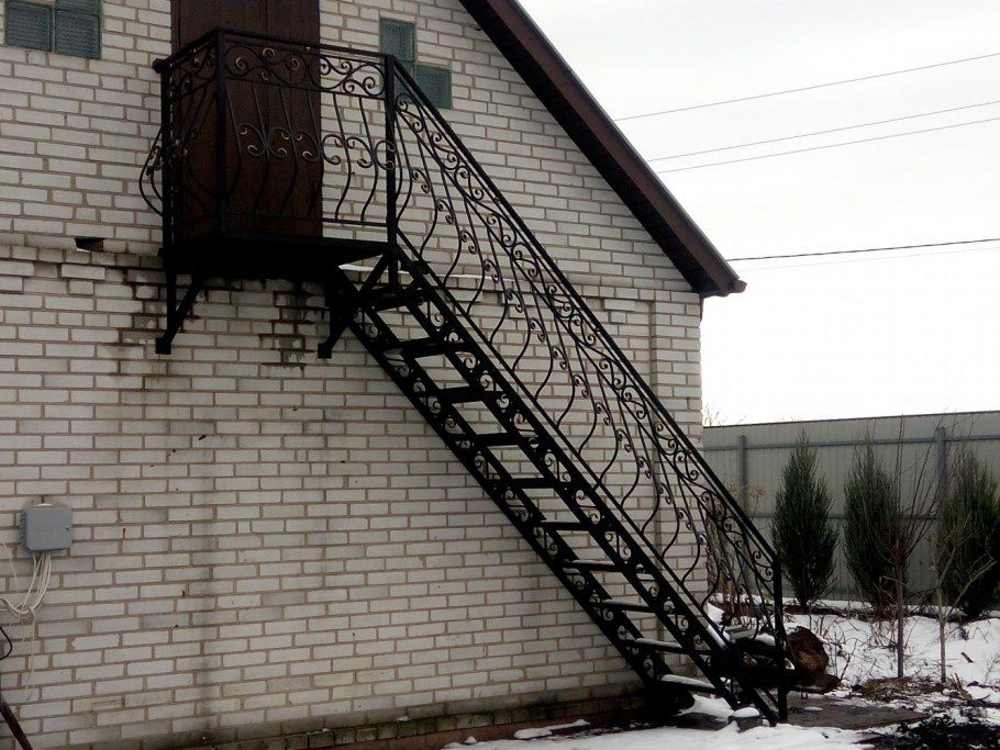 Лестница металлическая на чердак наружная