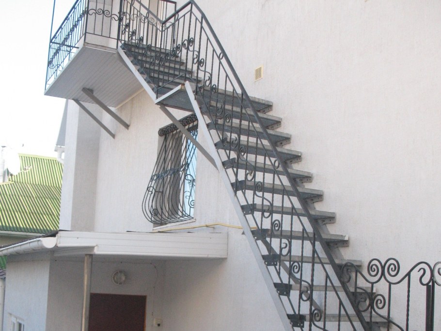 Наружные лестницы на второй этаж на даче с навесом