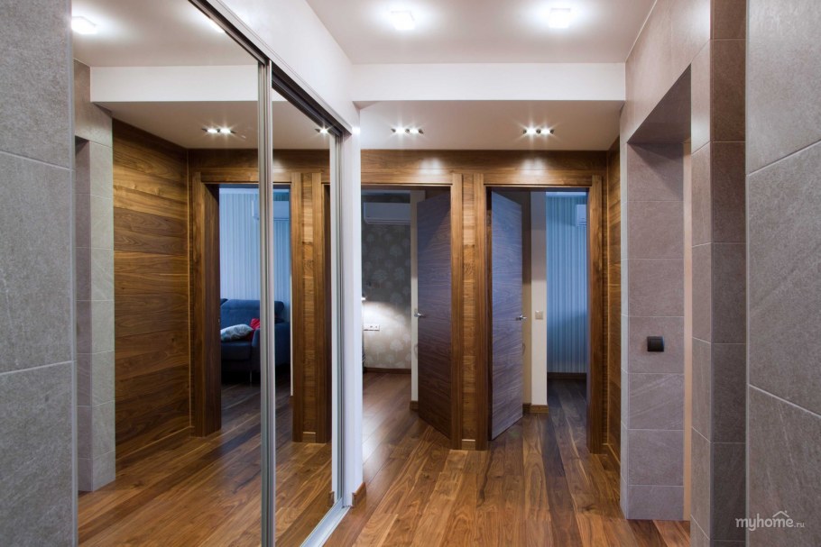 Интерьер длинного коридора в доме