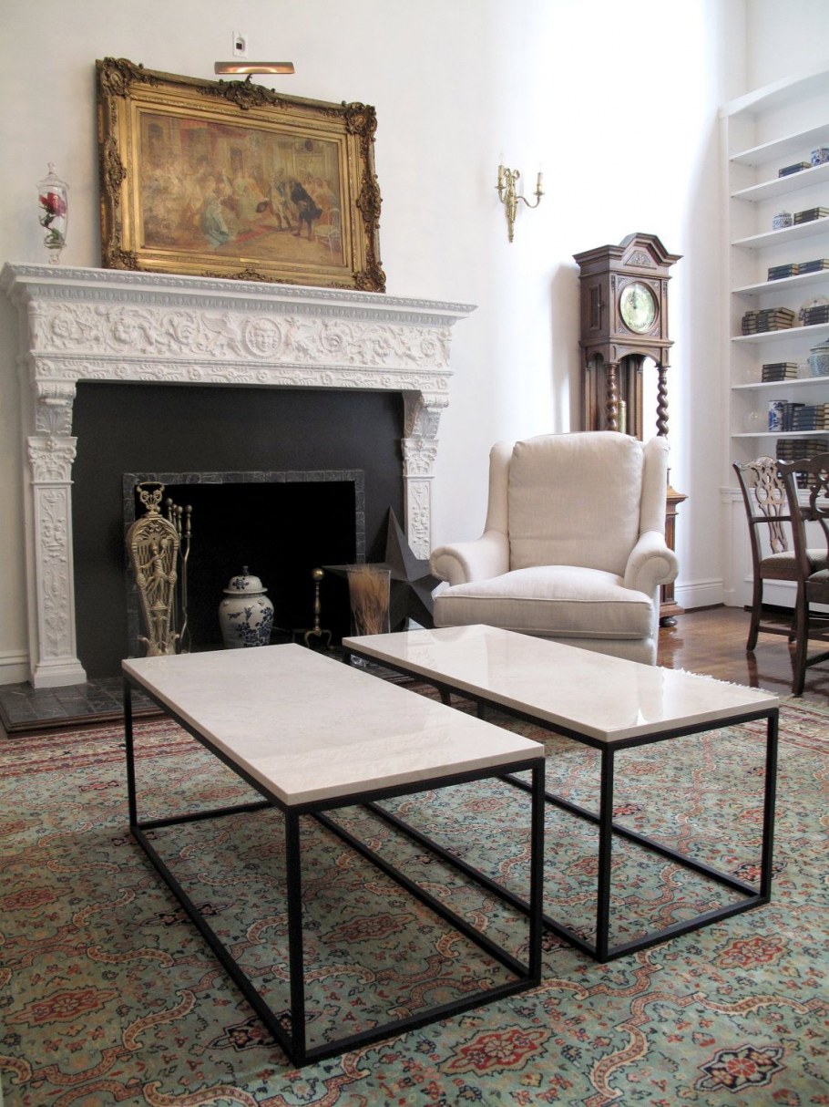 Мраморный стол в интерьере гостиной