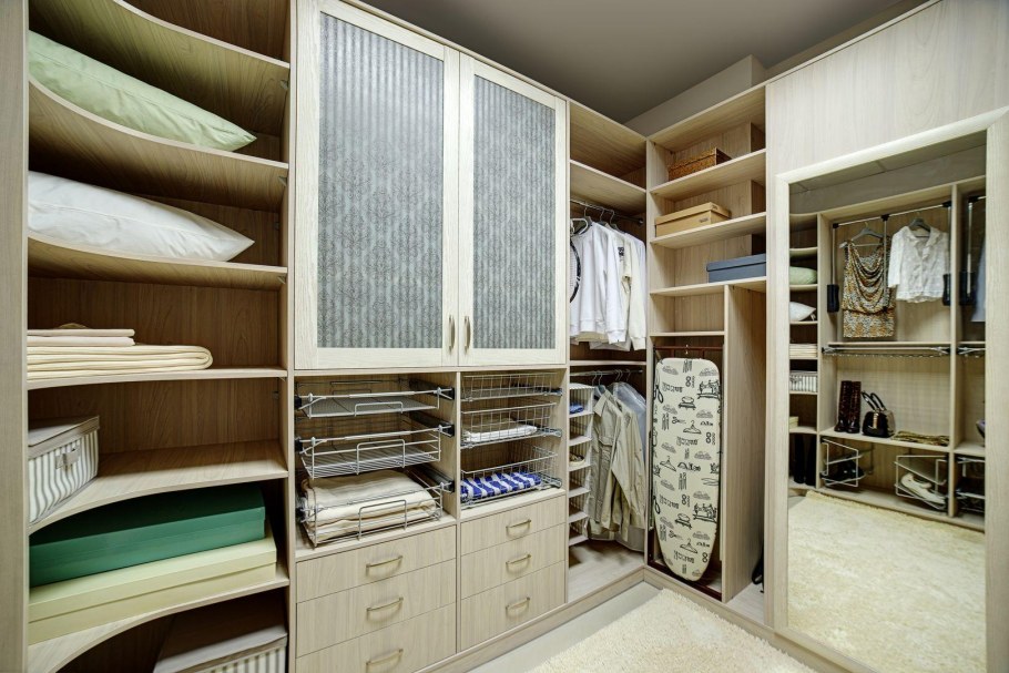 Гардеробная в маленькой комнате