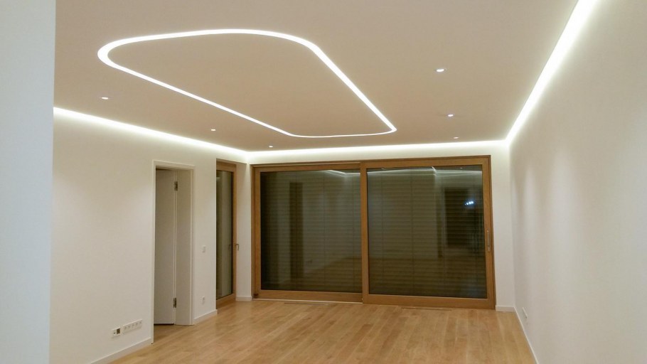 Световые линии на натяжном потолке в гостиной