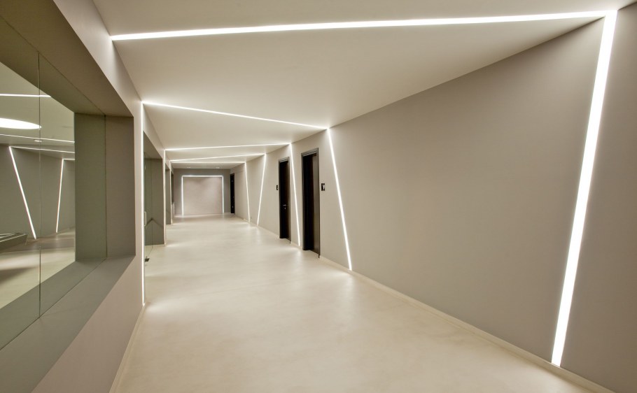 Световые линии на стене