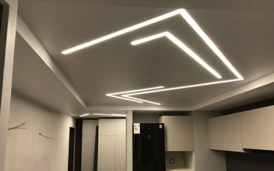 Парящие линии на потолке