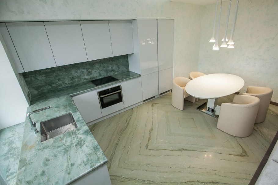 Квартира студия с мраморными полами