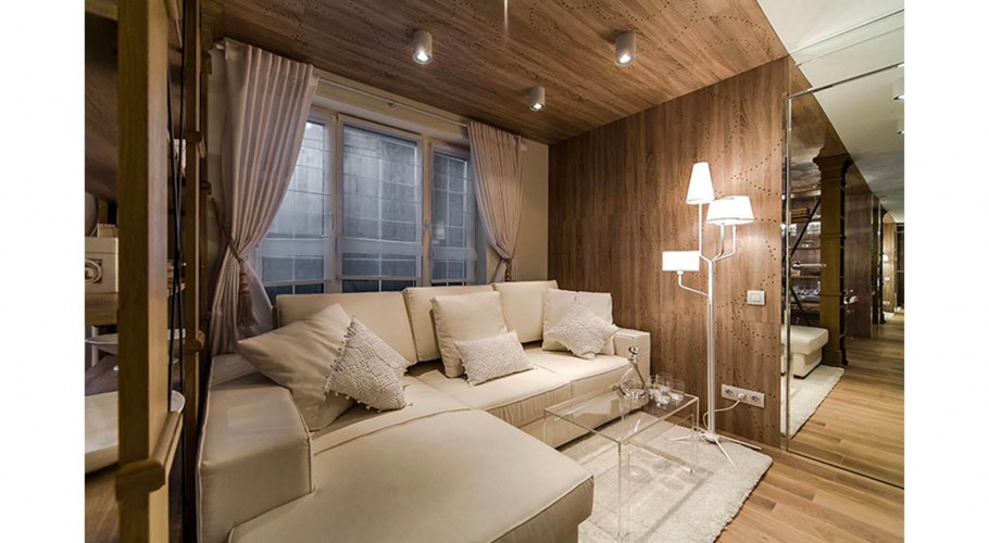 Светлая гостиннаяс деревянными элементами