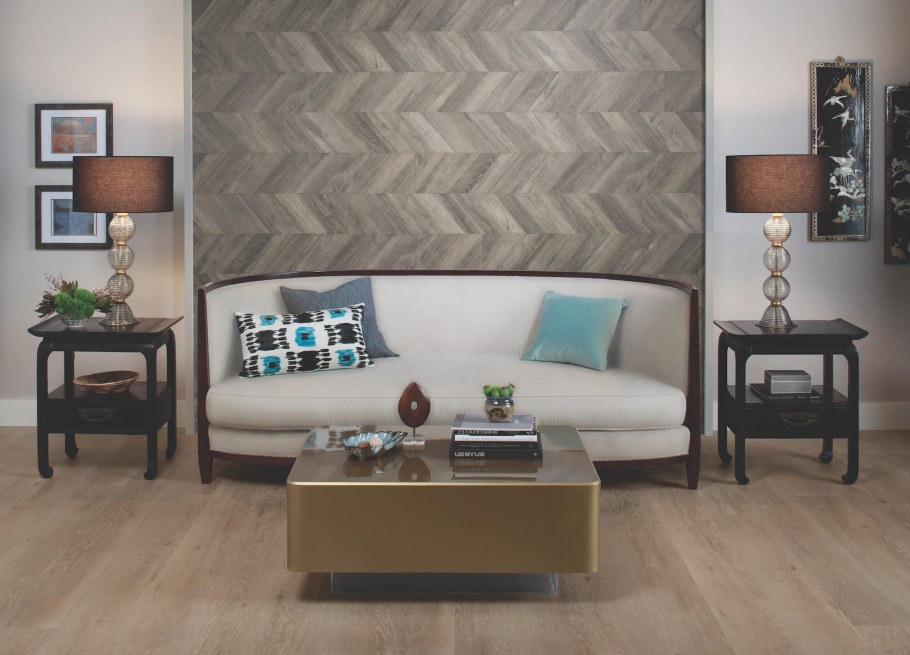 Сочетание ламината и обоев на стене