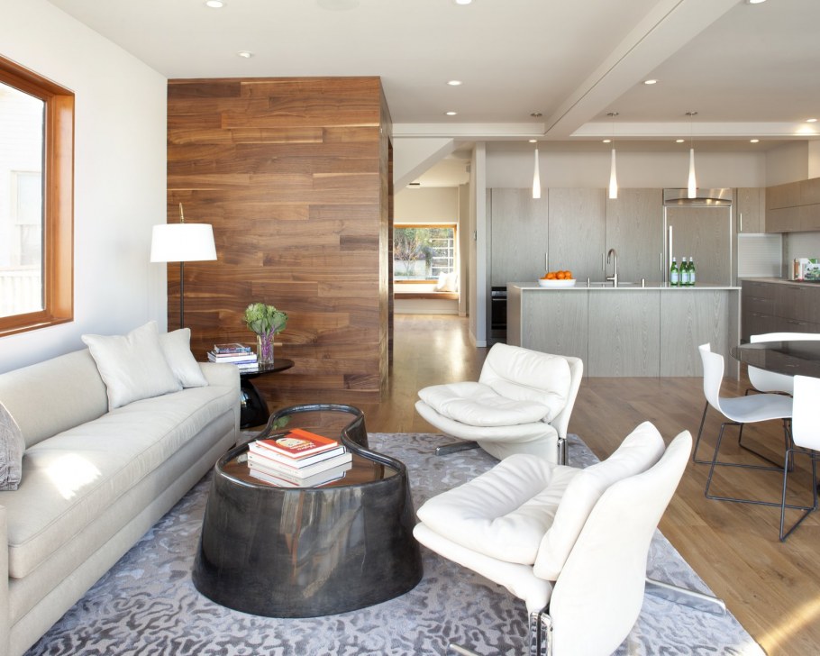 Кухня гостиная с ламинатом на стене