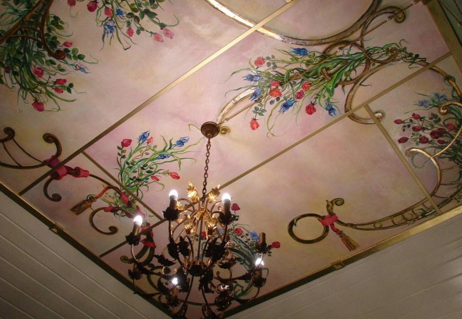 Расписной деревянный потолок