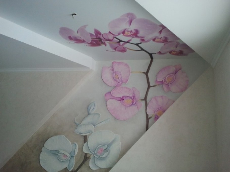 Натяжные потолки с цветами