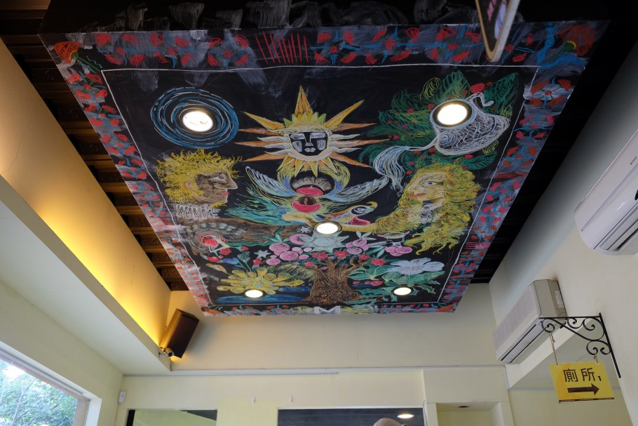 Декор деревянной стены на даче