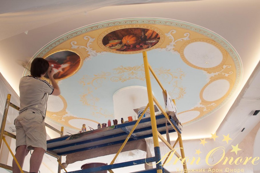 Разрисованный потолок в квартире