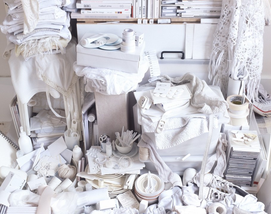 Светлый интерьер с черными акцентами