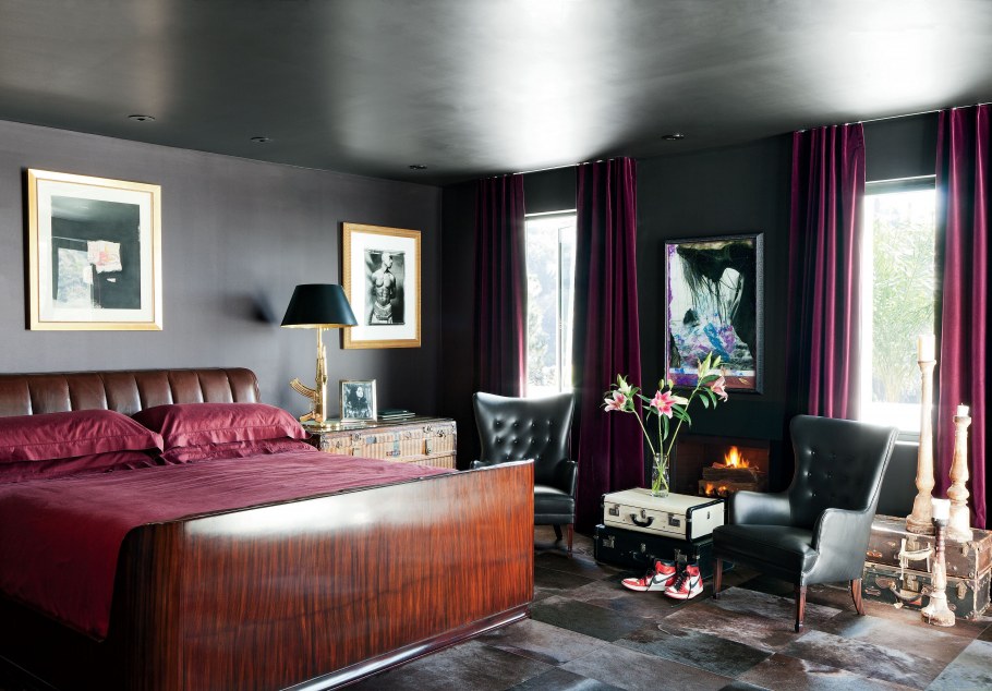 Интерьер зала в коричнево бордовых тонах