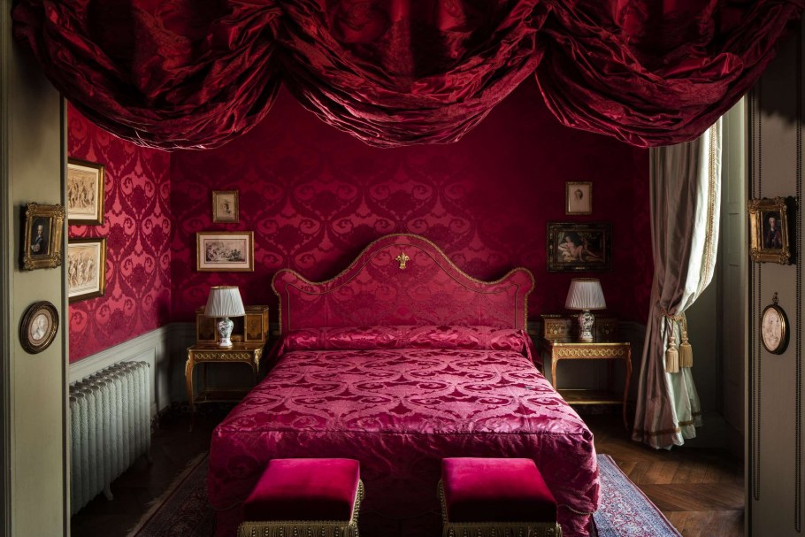 Бордовые обои в интерьере спальни