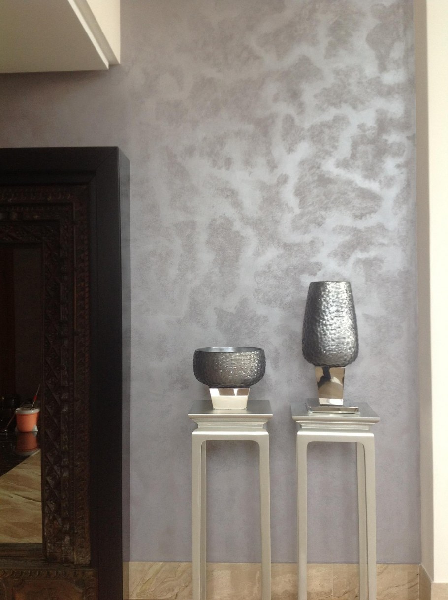 Обои под фактурную штукатурку в гостиной в современном стиле