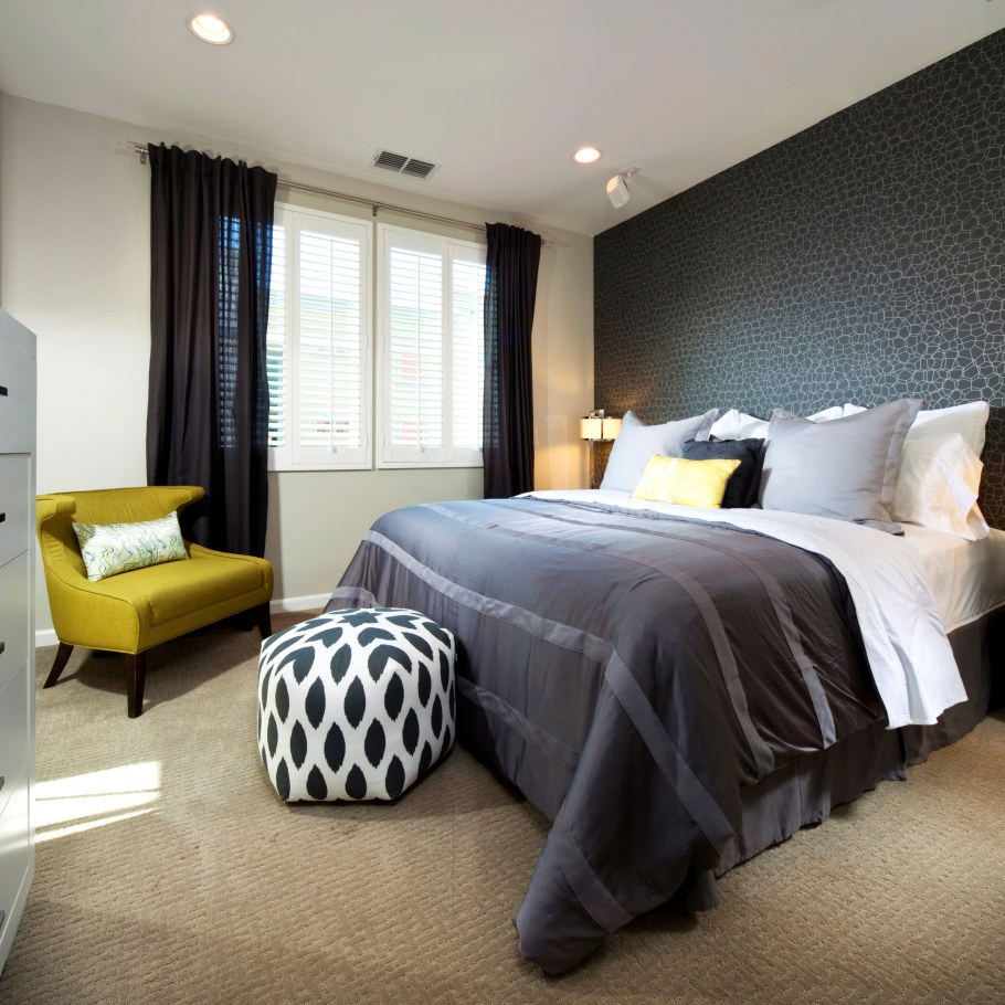 Спальня в светлых тонах с яркими акцентами