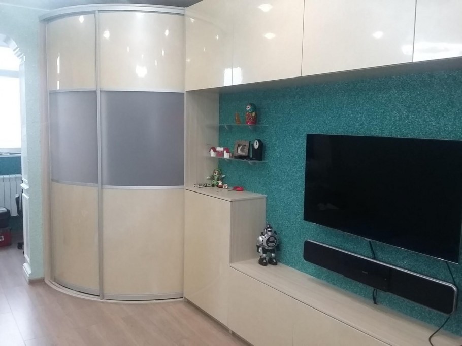 Радиусные стенки в гостиную