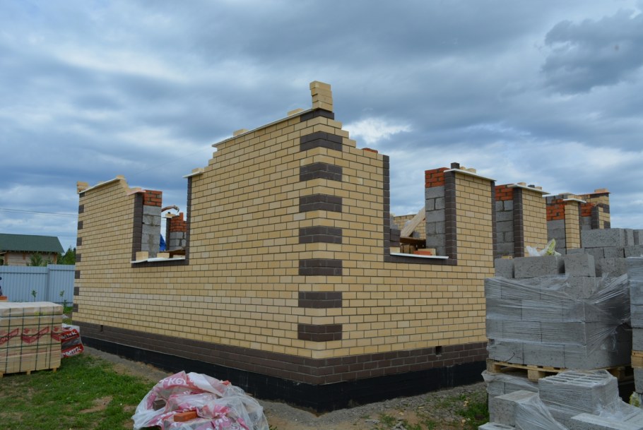 Дом из кирпича стройка