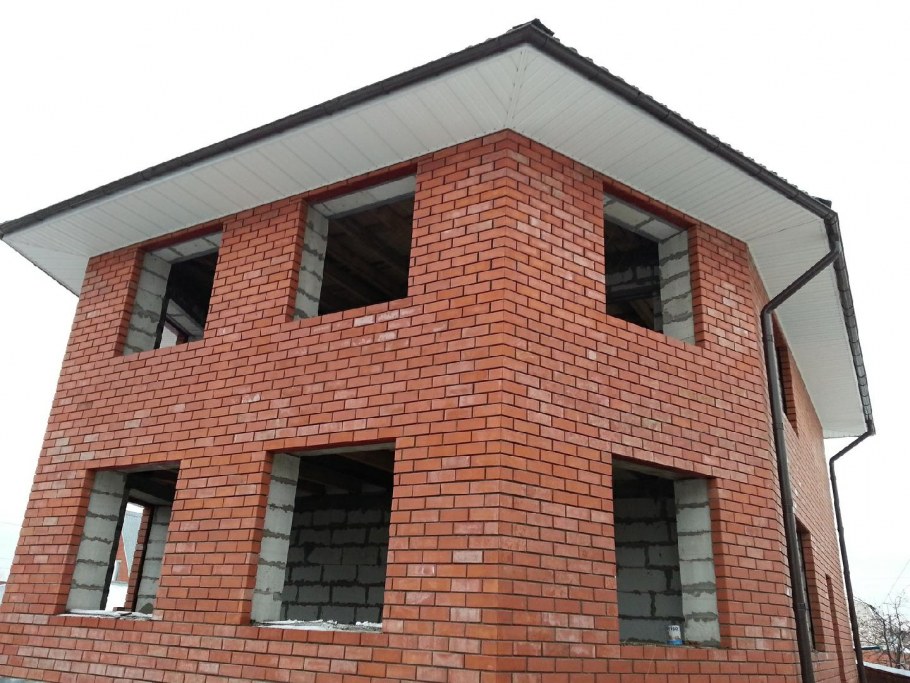 Кирпич с белой расшивкой