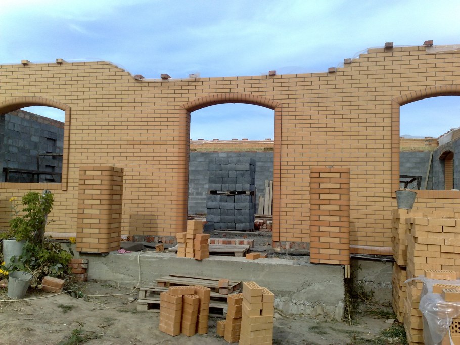 Дом облицованный красным кирпичом