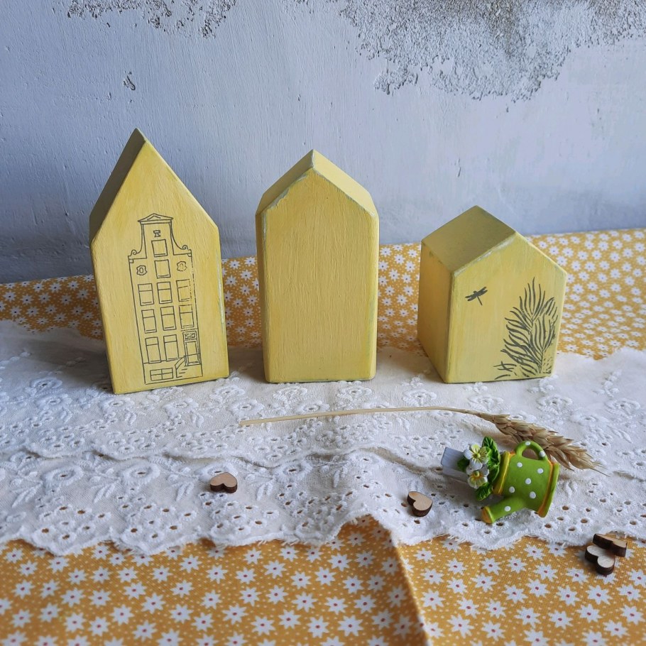 Разрисованные деревянные домики