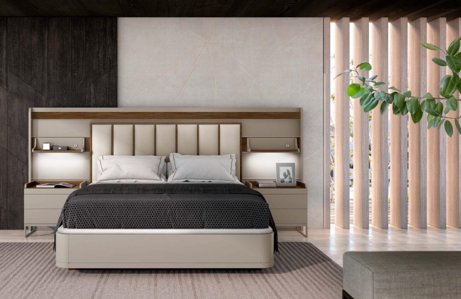 Кровать с широким изголовьем