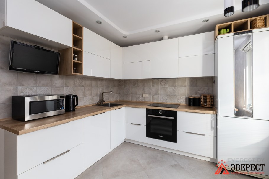 Белая кухня со столешницей под дерево