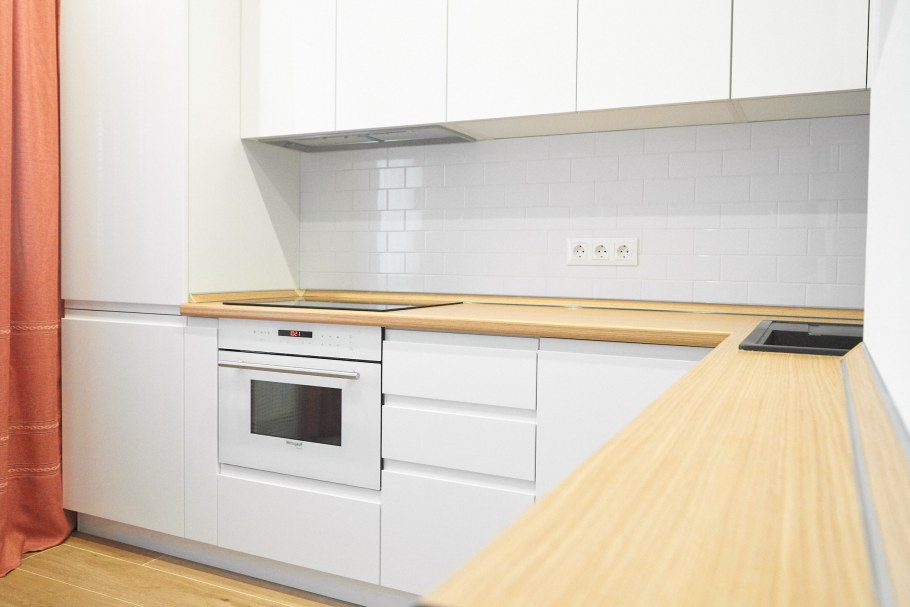 Бело деревянная кухня