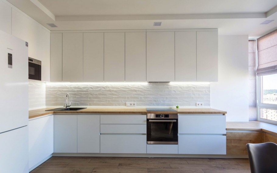 Угловая кухня из акрила белая с деревом