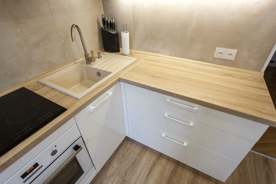 Бежевая глянцевая кухня без ручек