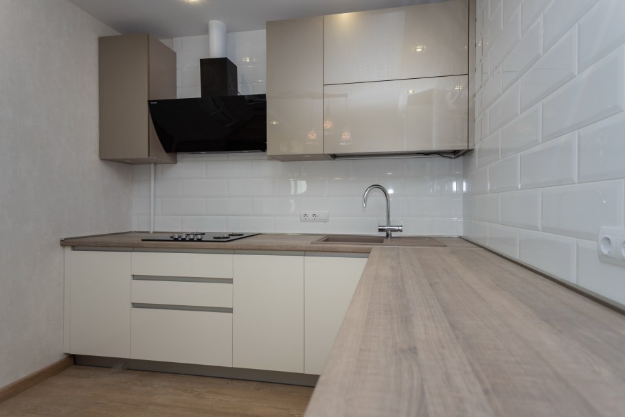 Кухня белая глянцевая с деревом