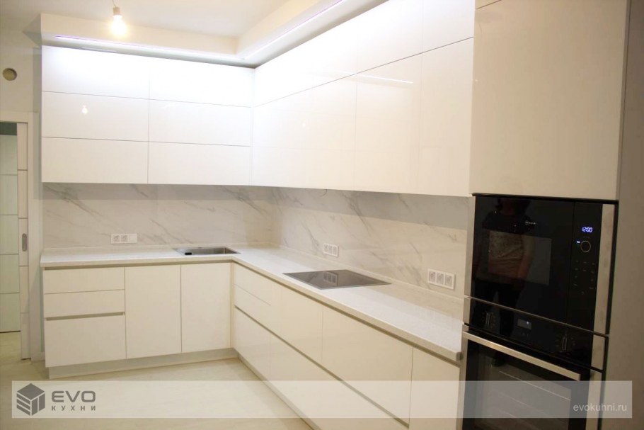 Кухня белый глянец и светлое дерево