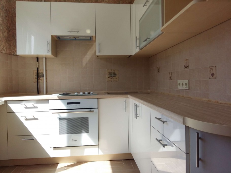 Белая кухня с деревянной текстурой